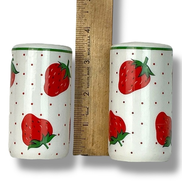 Vintage Strawberry Print Salt and Pepper Shakers Ceramic Set Collectible 1970’s - Picture 2 of 16